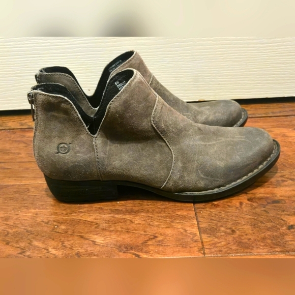 Born Kerri Gray Suede Distressed Western-Inspired Slip-On Ankle Booties 8M - Picture 2 of 5